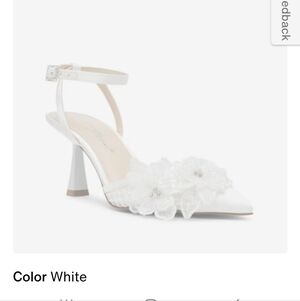 NIB Betsey Johnson Susie White Heeled Sandals Flower Applique Sz 8